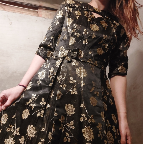 Vintage 40's classic brocade dress w/ keyhole neck & metallic gold roses - Picture 4 of 16